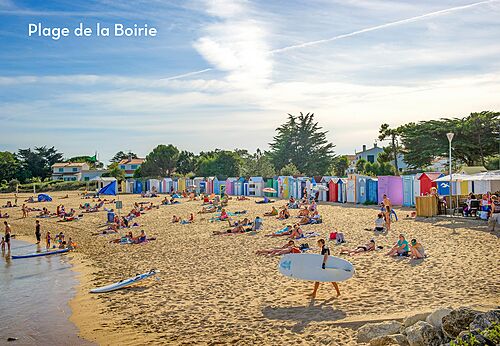 Playa de la Boirie con cabinas coloridas y bañistas en Saint-Georges-d'Oléron.