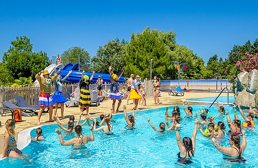 Animación festiva en piscina con toboganes en el camping VAGUES OCEANES Grosses Pierres.