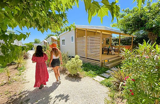 Mobil-home moderno con terraza en el camping VAGUES OCEANES Grosses Pierres Oléron.
