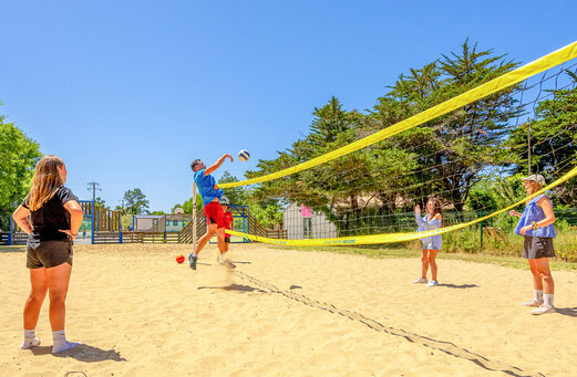 Jugadores de voleibol de playa en la cancha deportiva del camping VAGUES OCEANES Grosses Pierres en Saint-Georges-d'Oléron (17).