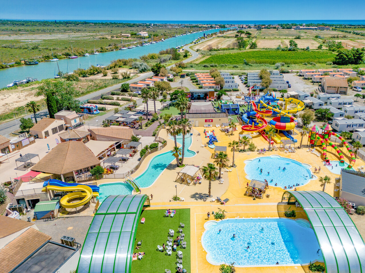 Gran parque acu�tico, piscinas y mobil-homes en el camping VAGUES OCEANES Hamacs en Fleury (11).