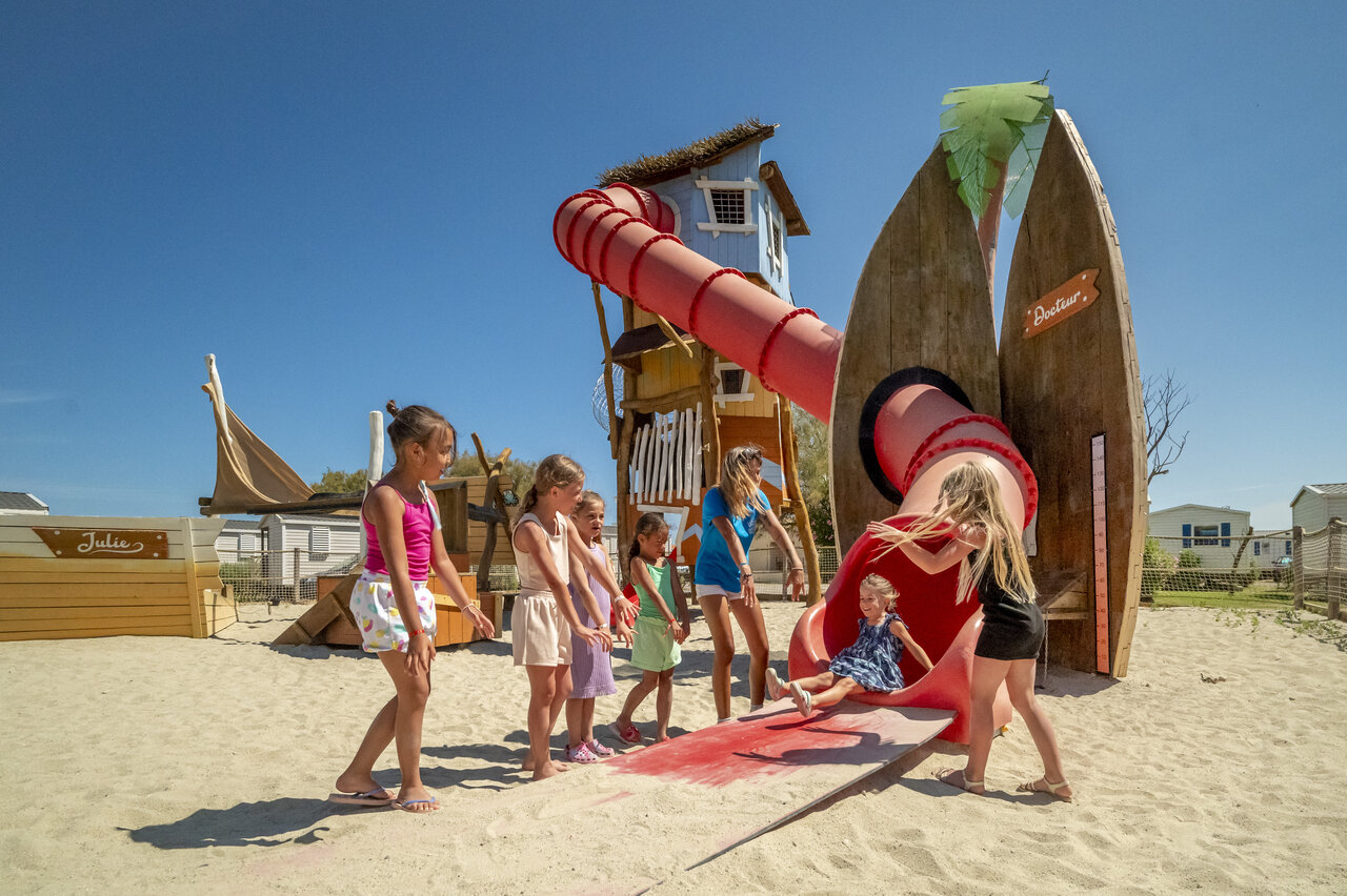 Tobog�n gigante, zona de juegos arena en camping VAGUES OCEANES Hamacs Fleury (11).