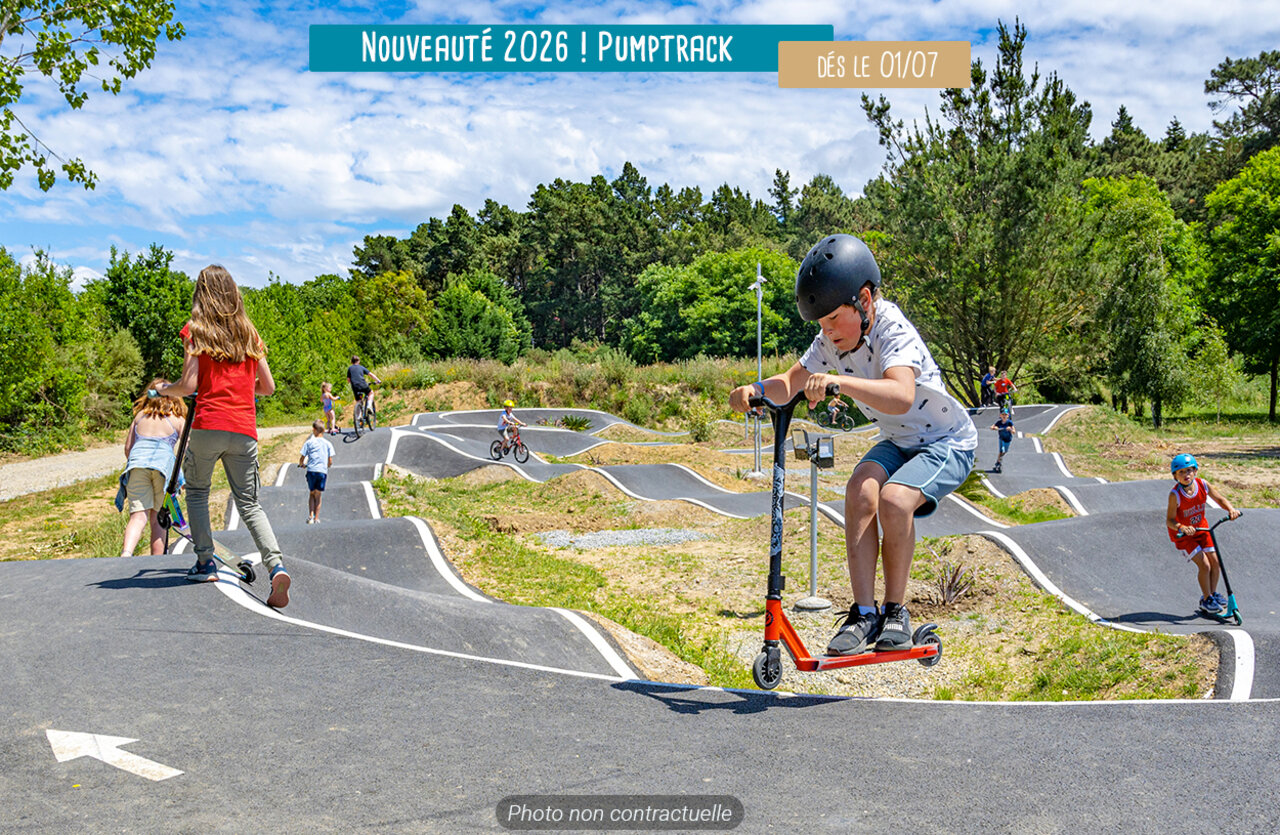 Pumptrack moderno para patinetes y bicicletas, ni�os activos en el camping VAGUES OCEANES Hamacs � Fleury (11).