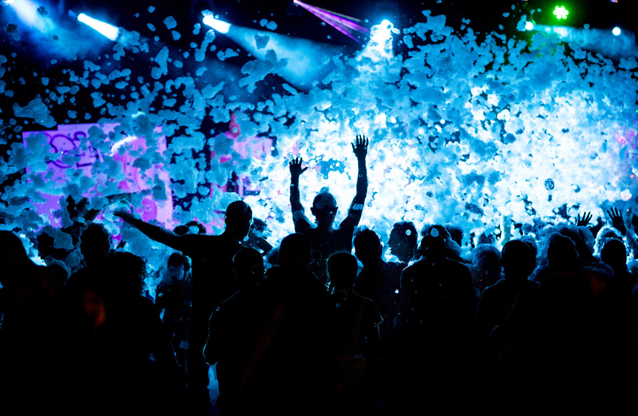 Multitud en fiesta de la espuma en el camping VAGUES OCEANES Hamacs en Fleury (11).