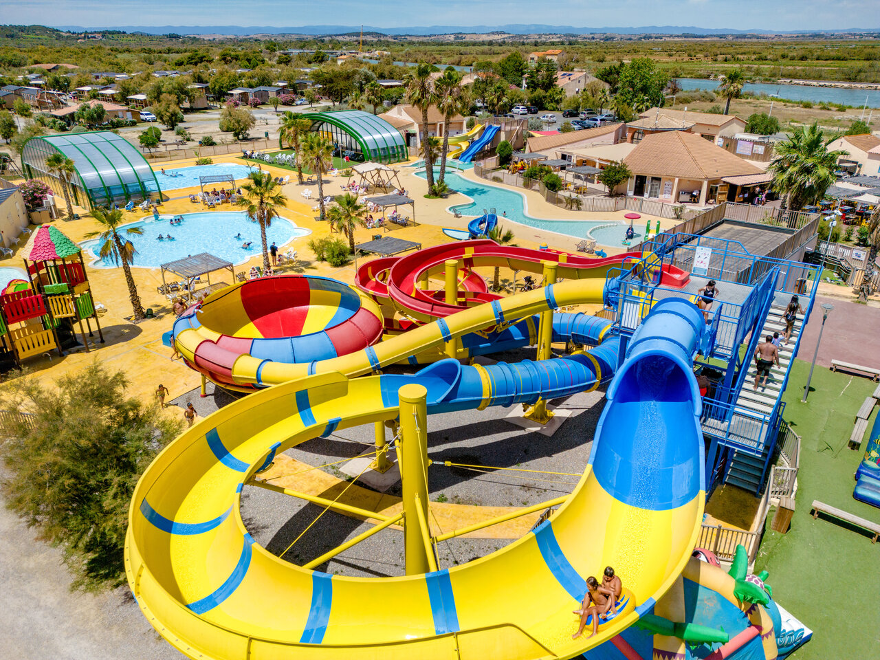 Parque acu�tico con toboganes gigantes, piscinas y juegos en el camping VAGUES OCEANES Hamacs en Fleury (11).
