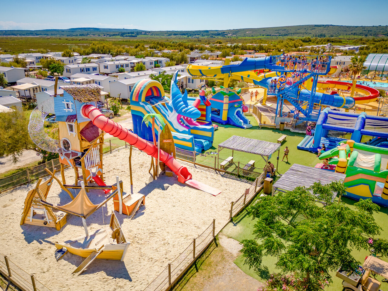 Gran parque infantil, toboganes acu�ticos e hinchables en el camping VAGUES OCEANES Hamacs en Fleury (11).