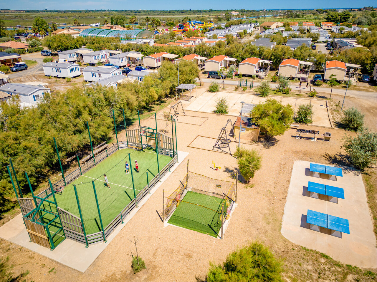 Campo multideporte, mesas de ping-pong, parque infantil VAGUES OCEANES Hamacs Fleury (11).