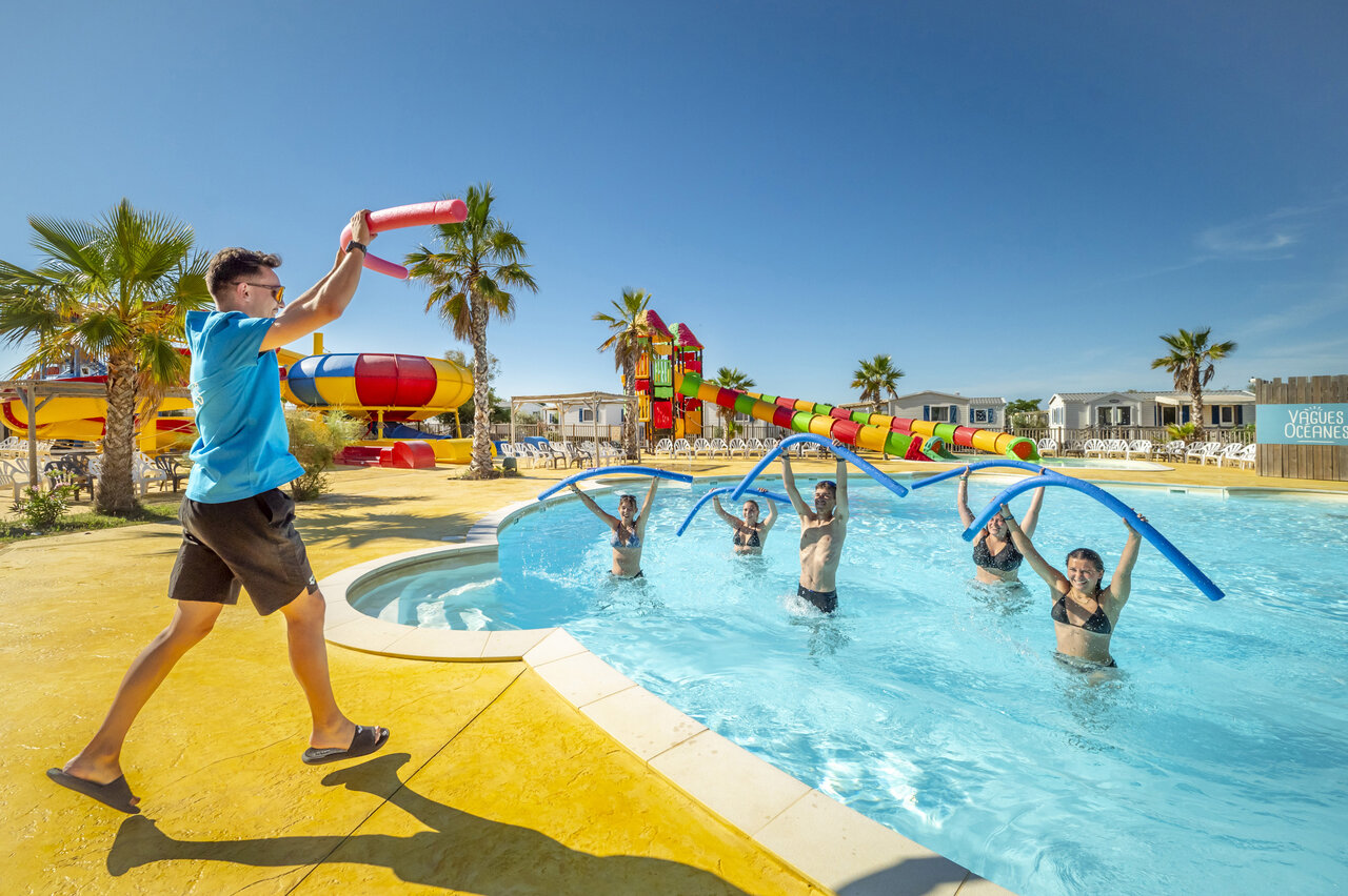 Clase de aquagym animada en la piscina con toboganes, camping VAGUES OCEANES Hamacs Fleury (11).