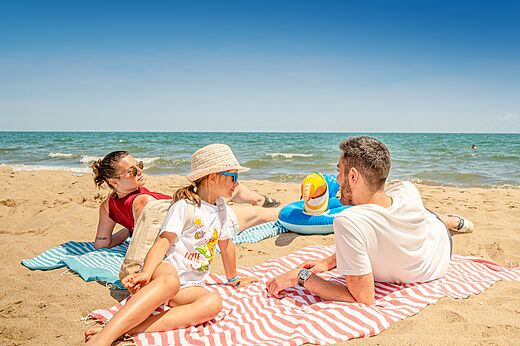 Familia en la playa de arena, VAGUES OCEANES Hamacs en Fleury (11).