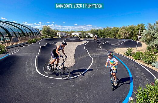 Pumptrack moderno con niños en bicicleta y patinete en el camping VAGUES OCEANES Hamacs en Fleury (11).