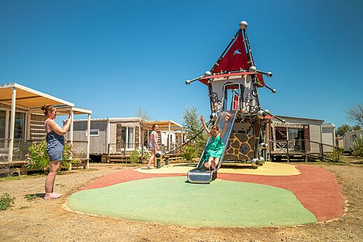 Área de juegos con tobogán para niños en camping VAGUES OCEANES Hamacs en Fleury (11).