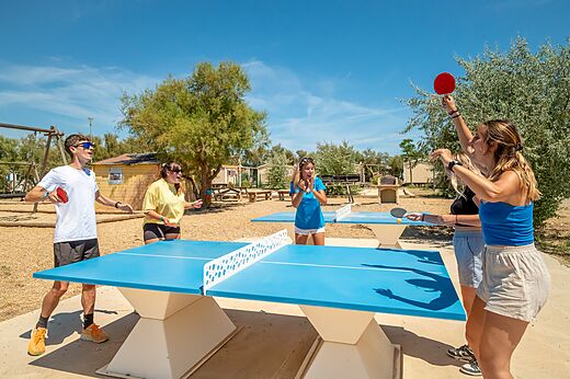 Jóvenes jugando al tenis de mesa exterior en el camping VAGUES OCEANES Hamacs à Fleury (11).