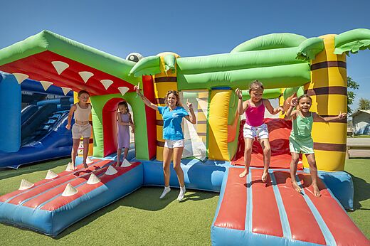 Estructura hinchable cocodrilo, niños y animadora en el camping VAGUES OCEANES Hamacs en Fleury (11).