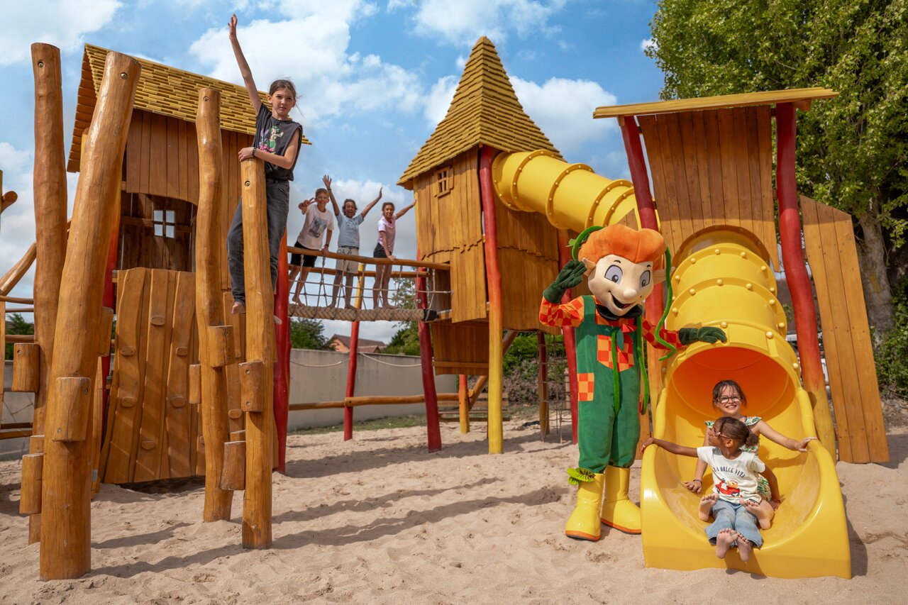 Parque infantil de madera, toboganes, ni�os y mascota en camping CLICOCHIC Haras de Deauville.