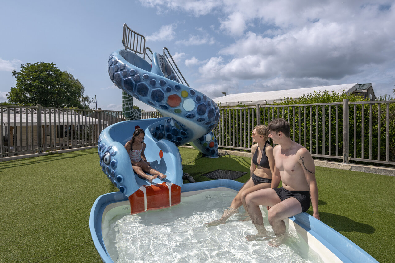 Tobog�n acu�tico divertido y piscina infantil en el camping CLICOCHIC Haras de Deauville en Touques (14).