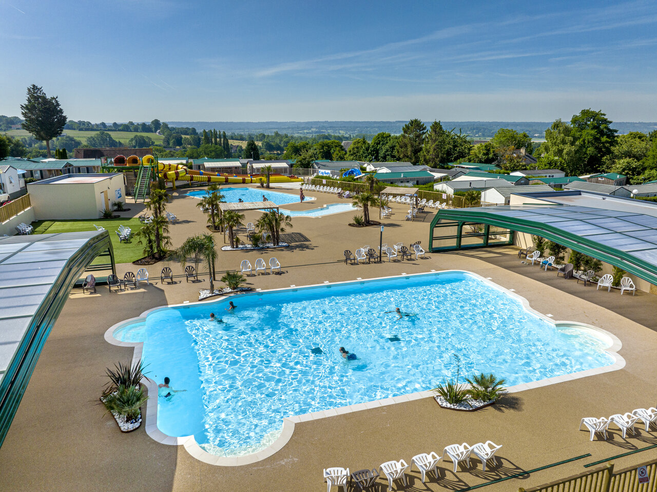 Piscina exterior, toboganes, casas m�viles en el camping CLICOCHIC Haras de Deauville en Touques (14).