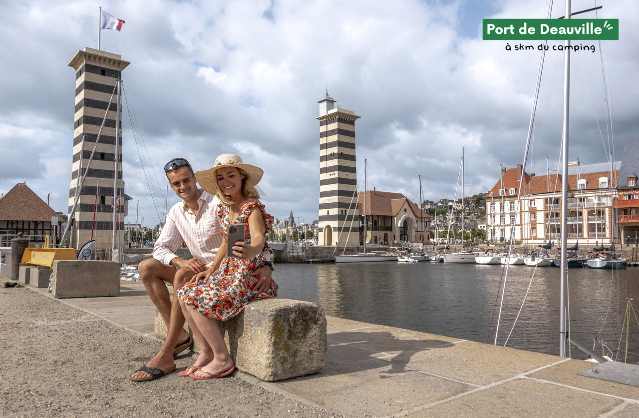 Pareja en selfie en el Puerto de Deauville, lugar para visitar en Normand�a.