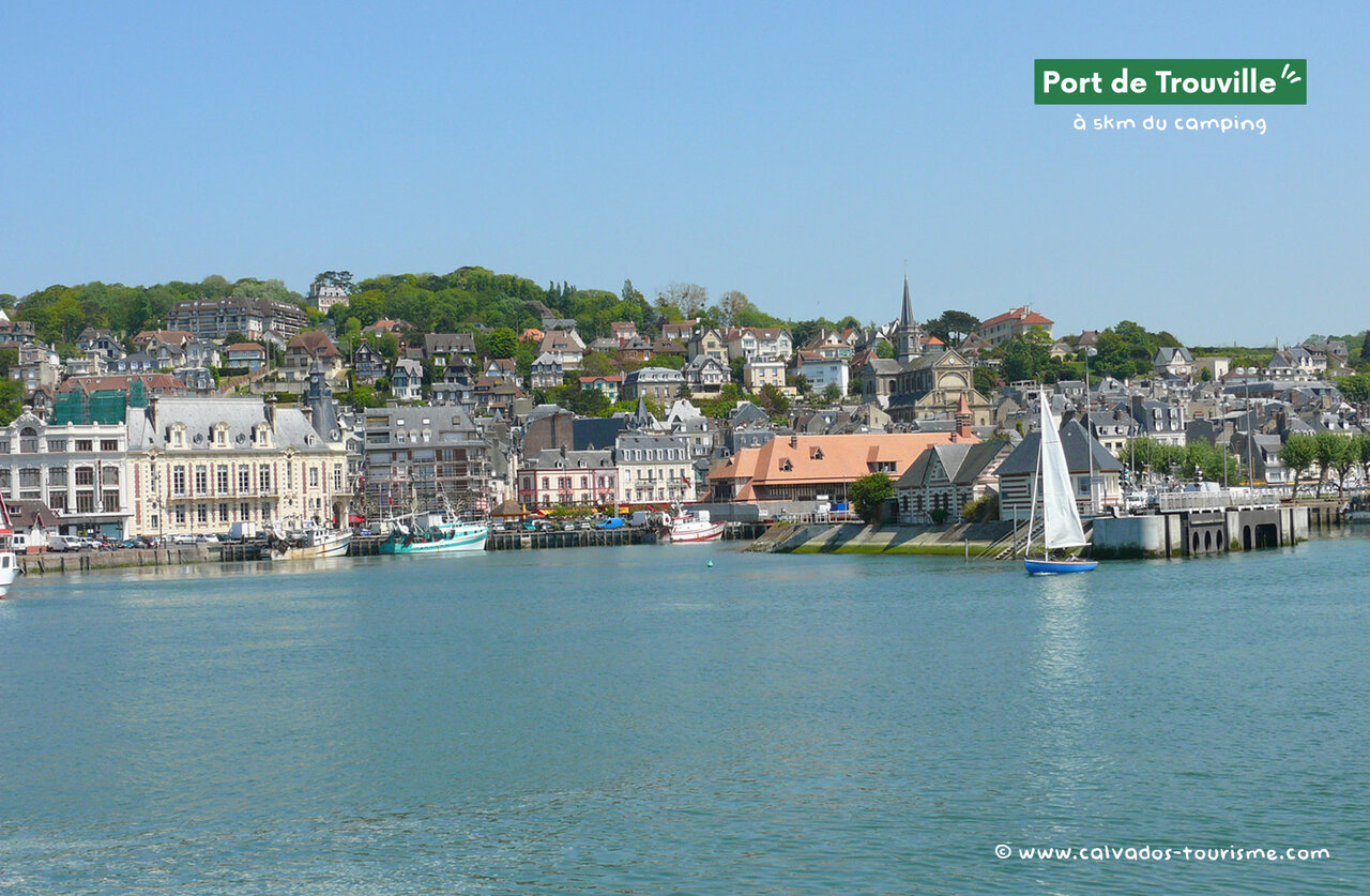 Puerto de Trouville-sur-Mer, ciudad costera normanda para visitar cerca del camping.