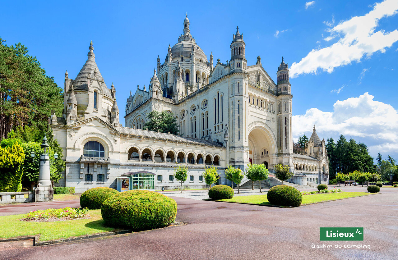 Bas�lica de Santa Teresa de Lisieux, monumento hist�rico para visitar cerca del camping.
