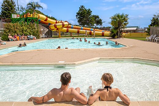 Piscina exterior con tobog�n acu�tico en el camping CLICOCHIC Haras de Deauville.