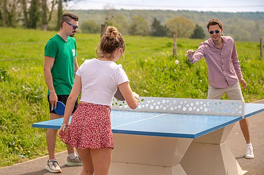 Ping-pong exterior, amigos jugando en camping CLICOCHIC Haras de Deauville, Touques.