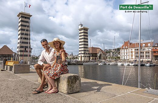 Puerto de Deauville, torres emblem�ticas, barcos y pareja, Normand�a.