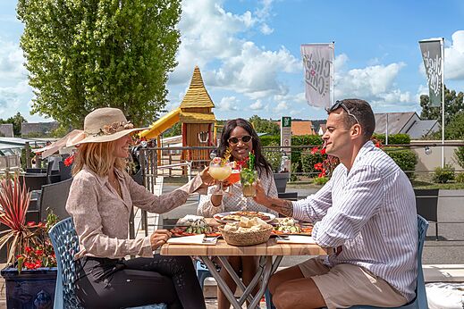 Comida en terraza, c�cteles, zona de juegos CLICOCHIC Haras de Deauville en Touques.
