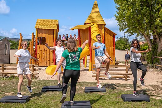 Animaci�n fitness en grupo, zona de juegos en el camping CLICOCHIC Haras de Deauville en Touques.