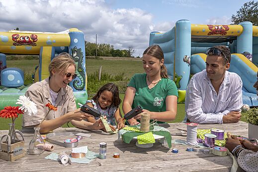 Taller creativo ni�os y adultos, juegos inflables, en el camping CLICOCHIC Haras de Deauville.