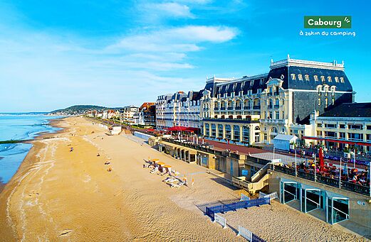 Amplia playa de arena y edificios hist�ricos de Cabourg en Normand�a.