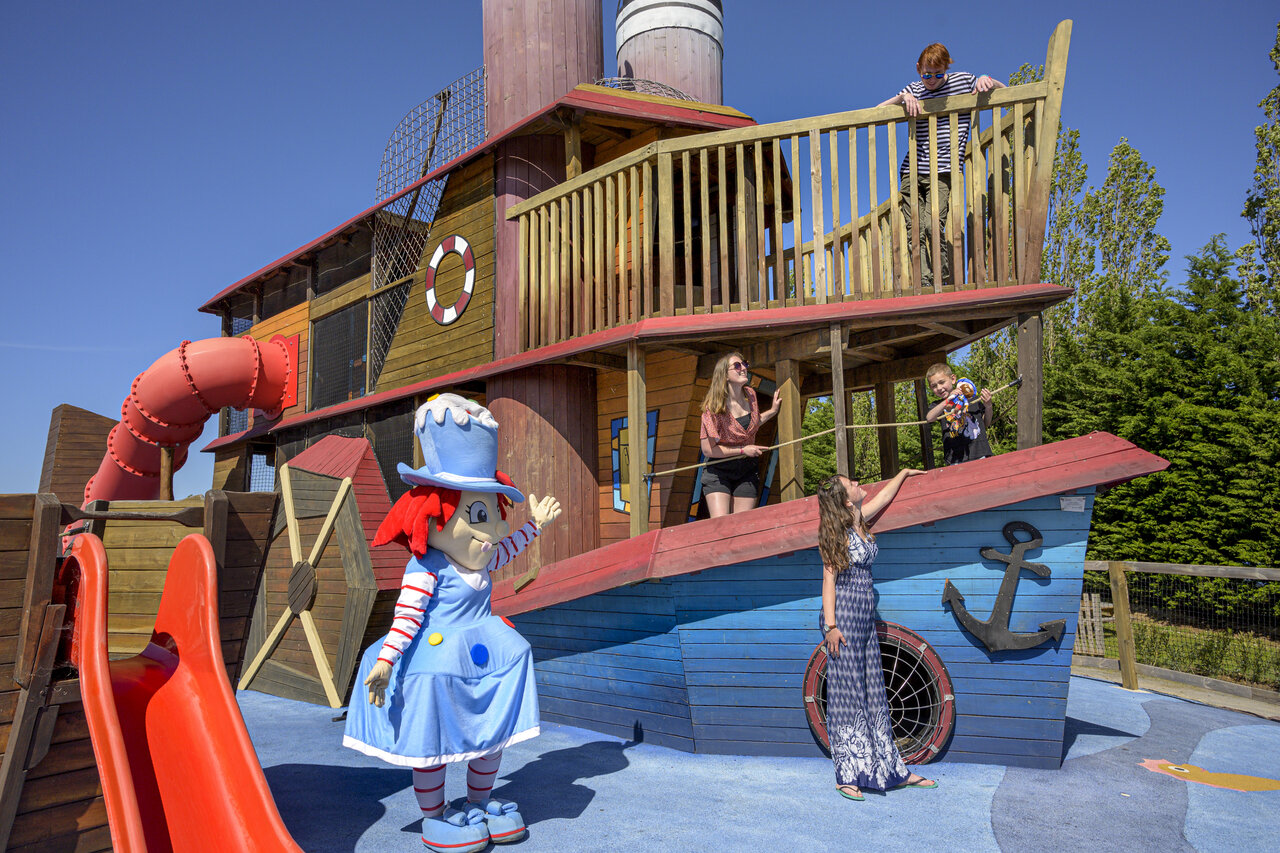 Zona de juegos barco pirata, tobog�n y mascota en el camping CAPFUN Hautes Coutures en BENOUVILLE (14).