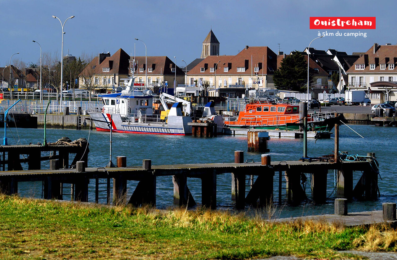 Puerto de Ouistreham con barcos, un lugar tur�stico para visitar en Normand�a.