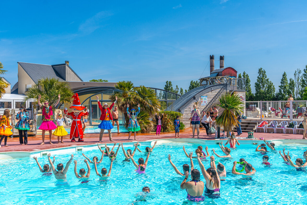 Animaci�n acu�tica festiva con mascotas y campistas en la piscina en el camping CAPFUN Hautes Coutures en BENOUVILLE (14).