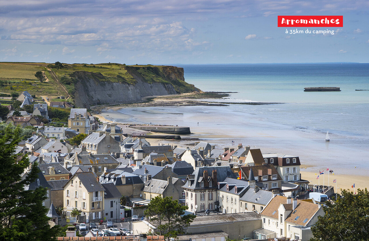 Pueblo costero de Arromanches-les-Bains en Normand�a, playa y restos del puerto artificial.