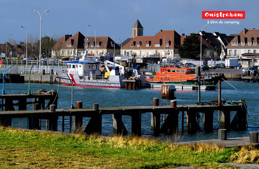 Puerto de Ouistreham con barcos, ciudad costera de Normandía para visitar.