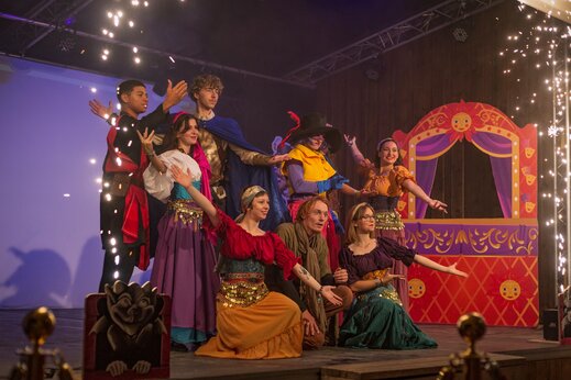 Espectáculo de disfraces con actores en el escenario y efectos de luz en el camping CAPFUN Hautes Coutures en BENOUVILLE (14).