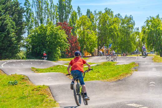 Niño en bicicleta en el pump track del camping CAPFUN Hautes Coutures en BENOUVILLE (14).