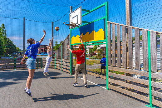 Cancha multideportiva con canasta de baloncesto en el camping CAPFUN Hautes Coutures en BENOUVILLE (14).