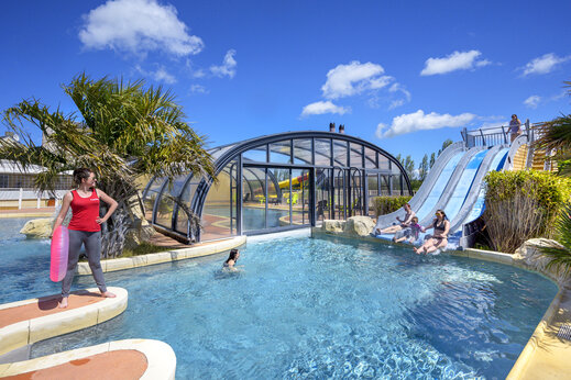 Toboganes acuáticos y piscina exterior cubierta en el camping CAPFUN Hautes Coutures en BENOUVILLE (14).