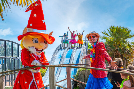 Mascota, animadores y tobogán acuático en el camping CAPFUN Hautes Coutures en BENOUVILLE (14).
