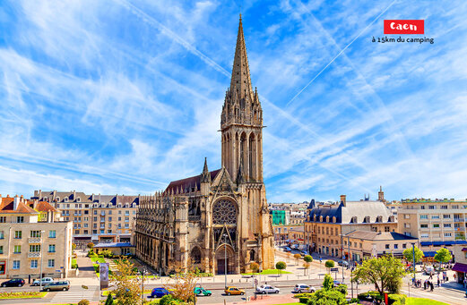 Iglesia Saint-Pierre de Caen, monumento histórico cerca de Benouville en Normandía.