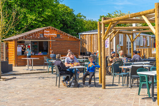 Terraza exterior del restaurante Chez Gaufrette en el camping CAPFUN Hautes Coutures en BENOUVILLE (14).