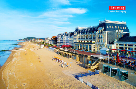 Playa de arena fina y arquitectura Belle �poque en Cabourg, Normand�a.