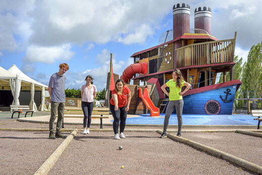 Cancha de petanca y parque infantil barco en el camping CAPFUN Hautes Coutures en BENOUVILLE (14).