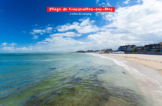 Amplia playa de arena fina y mar en Courseulles-sur-Mer, Normandía.