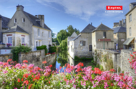 Ciudad hist�rica de Bayeux con su canal florido y casas antiguas en Normand�a.