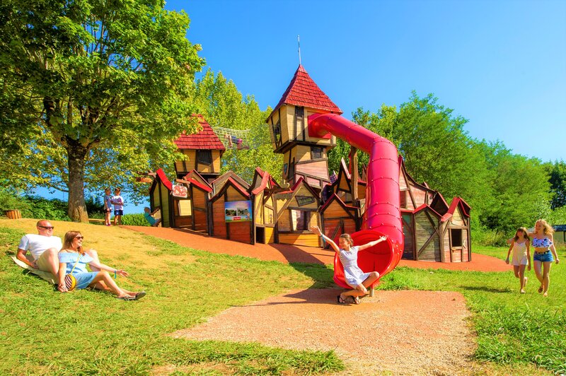 Juego Carabouille - Zona de juegos y tobog�n en el camping CAPFUN Hauts de Ratebout en STE FOY DE BELVES (24).