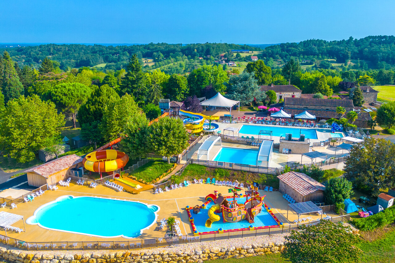 Gran parque acu�tico con toboganes, piscinas y juegos de agua en el camping CAPFUN Hauts de Ratebout en STE FOY DE BELVES (24).