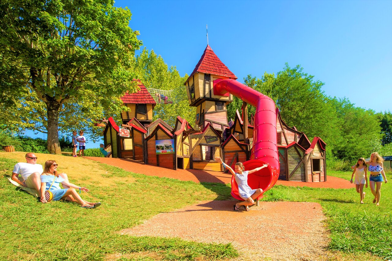 Parque infantil con tobog�n en el camping CAPFUN Hauts de Ratebout en STE FOY DE BELVES.