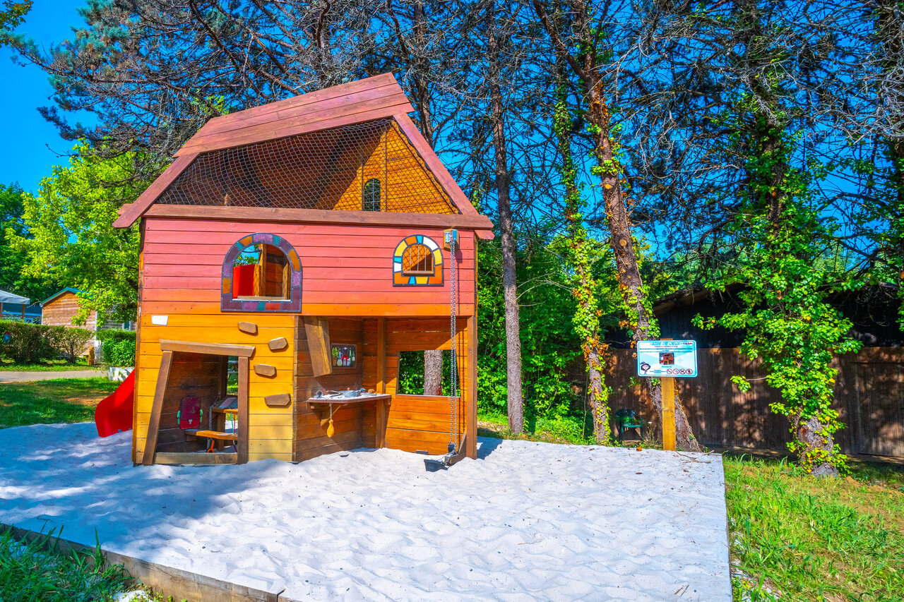 Casita de juegos, arenero en el camping CAPFUN Hauts de Ratebout en STE FOY DE BELVES (24).